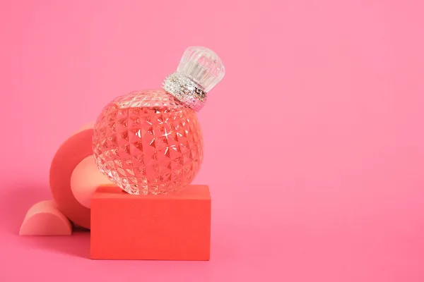 Szkło Kryształowe Butelka Perfum Geometryczne Podiums Różowym Tle Kopiuj Przestrzeń — Zdjęcie stockowe
