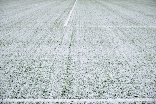 Fußballplatz Rasen Unter Schnee Erster Schnee Auf Dem Rasen Fußballfeldmarkierungen — Stockfoto