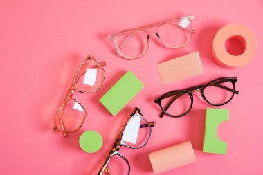 Geometrik pembe podyumlarda birkaç farklı moda göz gözlüğü, renkli arka plan, üst uzay görünümünü kopyala