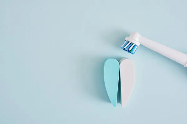 Creative Composition Electric Toothbrush Teeth Blue Background Which Brushes More — Stock Photo, Image