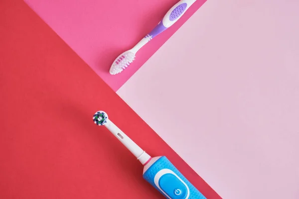 Different Toothbrushes Pink Background Electric Toothbrush Plastic Toothbrush Environmental Friendliness — Stock Photo, Image