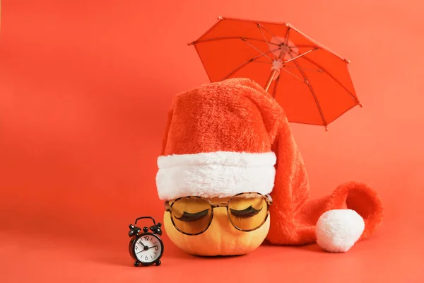 Dýně Slunečními Brýlemi Červeným Kloboukem Santa Claus Pod Deštníkem Červeném — Stock fotografie
