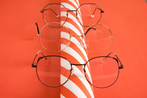 Birkaç Farklı Stil Gözlüğü Bir Rulo Çizgili Ambalaj Kağıdı Optik — Stok fotoğraf