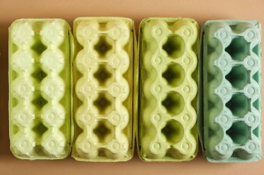 çeşitli karton yumurta kutuları, atık geri dönüşüm konsepti, atık sıralama, yumurta kutularından yeşil gradyan