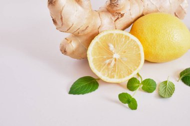 Gri arka planda zencefil kökü, nane yaprağı ve limon, zencefilin sağlık faydaları, bağışıklık alanı için doğal içecek