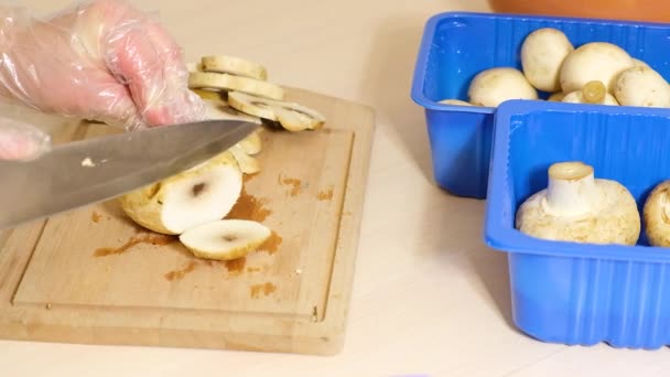 Detailní Záběr Žena Řezání Champignons Dřevěné Řezné Desce Dieta Zdravé — Stock video