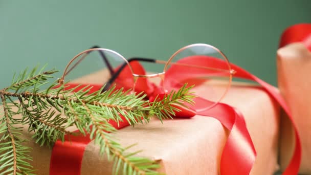 안경테 전나무 가지와 리본이 상자는 크리스마스 선물로 점에서 안경은 선물로 — 비디오