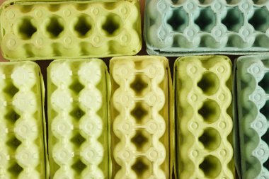çeşitli karton yumurta kutuları, atık geri dönüşüm konsepti, atık sıralama, yumurta kutularından yeşil gradyan