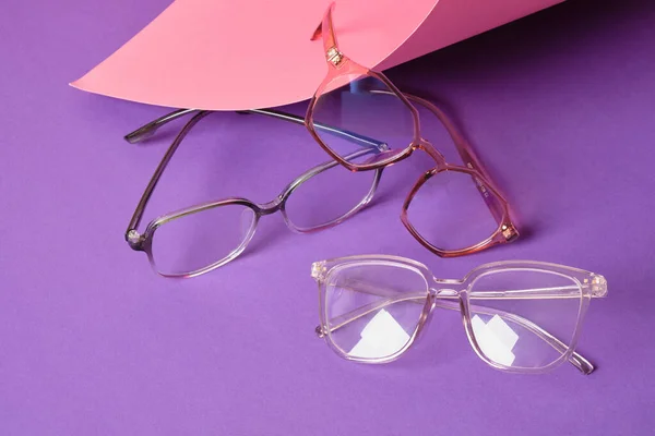 Pembe Mor Geometrik Arkaplanda Farklı Moda Gözlükleri Modaya Uygun Gözlük — Stok fotoğraf