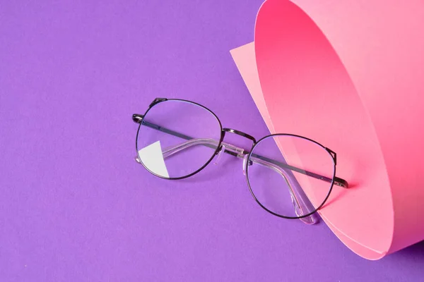 분홍색 보라색으로 기하학적 안경을 유행하는 안경테들 공간을 복사하고 이를말고 패션용 — 스톡 사진