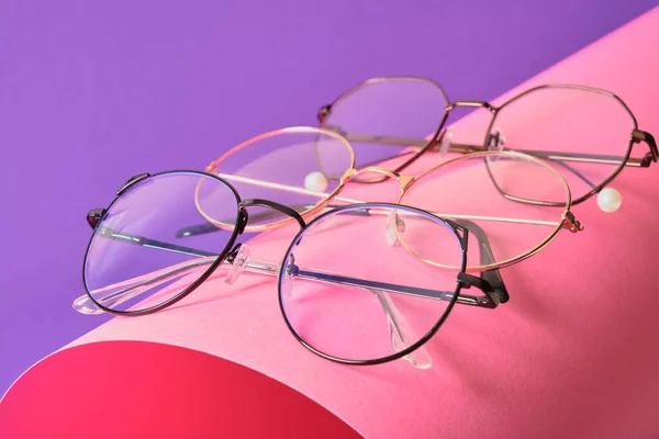 Diferentes Gafas Moda Sobre Fondo Geométrico Rosa Púrpura Papel Enrollado — Foto de Stock