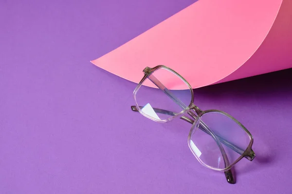 Pembe Mor Geometrik Arkaplanda Kiralık Gözlükler Modaya Uygun Gözlük Çerçeveleri — Stok fotoğraf