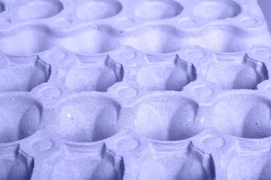 Karton yumurta kutuları, geri dönüşüm konsepti atıkları, atık ayıklama, yumurta kutularından doku üst görünüm çok peri renk eğilimi 2022