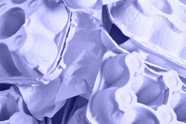 Karton yumurta kutuları, geri dönüşüm konsepti atıkları, atık ayıklama, yumurta kutularından doku üst görünüm çok peri renk eğilimi 2022