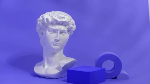 Bust of a statue of david and a scene for your product on a pink background, mock up stands for rendering — Stockvideo