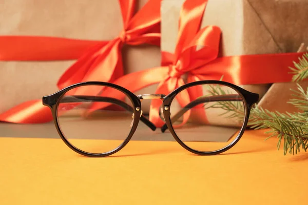 红色缎带礼品盒上的时髦眼镜盒 圣诞节光学商店甩卖 — 图库照片