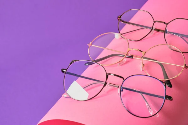 Pembe Mor Geometrik Arkaplanda Farklı Moda Gözlük Rulo Kağıt Moda — Stok fotoğraf