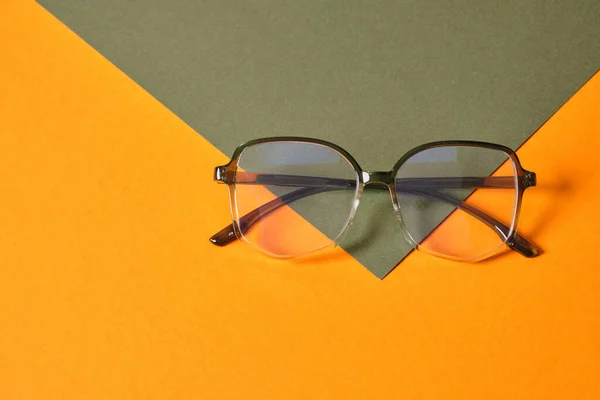 Yeşil Turuncu Arkaplanda Moda Gözlükleri Üst Görünümde Fotokopi Makinesi — Stok fotoğraf