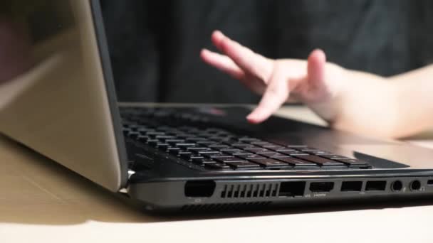 Małe dzieci palce na czarny laptop klawiatury — Wideo stockowe