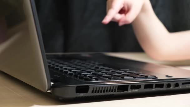 Маленькі дитячі пальці на чорній клавіатурі ноутбука — стокове відео