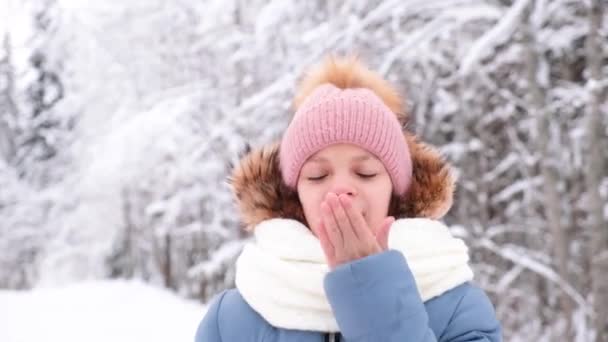 Portrait of smiling girl with pink heart balloon,Symbol of love and Valentines Day. Holiday of all lovers — Vídeo de Stock