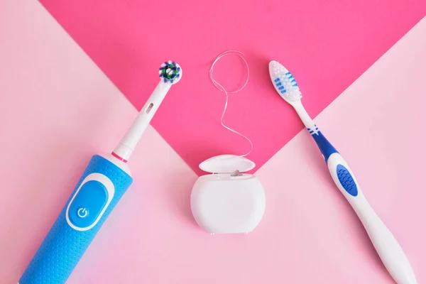 Dental Floss Electric Plastic Toothbrushes Pink Background Which Brushes More — Stock Photo, Image