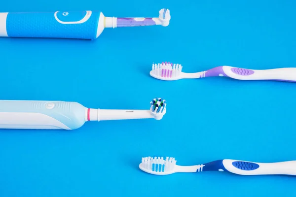 Different Toothbrushes Blue Background Electric Toothbrush Plastic Toothbrushes Eco Friendliness — Stock Photo, Image