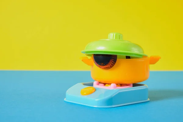 장난감 난로에 플라스틱 장난감 원초적 아이디어 최소한의 노란색 파란색 — 스톡 사진