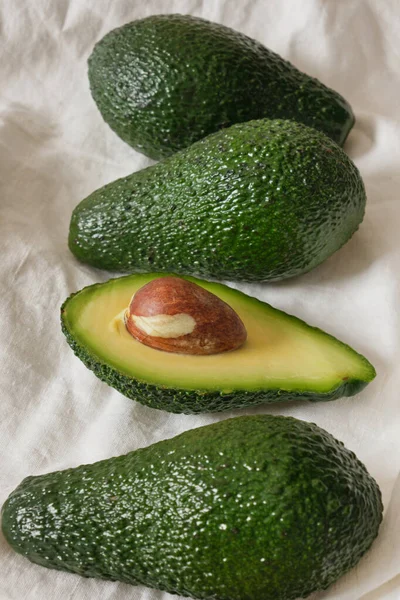 Fresco Intero Affettato Avocado Frutta Con Grano Tessuto Bianco Sfondo — Foto Stock