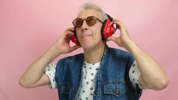 Elderly Gray Haired Man Denim Vest Listens Music Retro Collars — Video