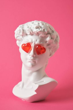 Gözlerinde kırmızı cam kalpler olan sahte David büstü, aşk konsepti, sevgililer günü tebrik ederim.