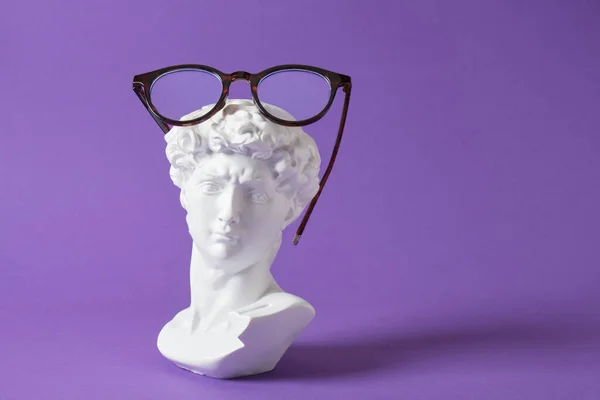 Snygga Glasögon Med Gips Skulptur Lila Trendig Färg Bakgrund Kopiera — Stockfoto