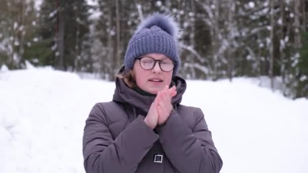 Jeune femme en lunettes et vêtements d'hiver à l'extérieur — Video