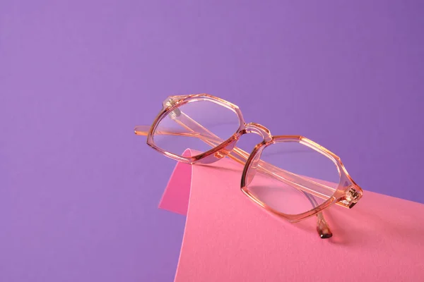 Pembe Mor Geometrik Arkaplanda Kiralık Gözlükler Modaya Uygun Gözlük Çerçeveleri — Stok fotoğraf