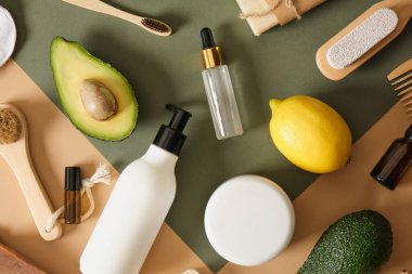 Çevre dostu vücut bakım ürünleri, masaj fırçaları ve doğal malzemelere dayanan kozmetik malzemeli maket şişeleri. limon, zencefil ve avokado cilt ve saç için yağ ve krem yapmak için.