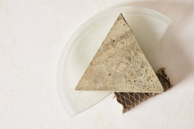 Hafif arka planda bir üçgen, mukavva ve cam kemer şeklinde beton döşeme, ürün sunumu veya reklam için taklit podyumlar