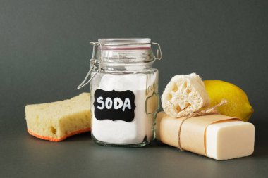 sabun, luffa, soda kavanozu, limon, ahşap fırça ve sünger HV koyu yeşil arka plan fotokopi alanı, eko temizlik konsepti, ev temizliğinde toksik olmayan deterjan kullanımı