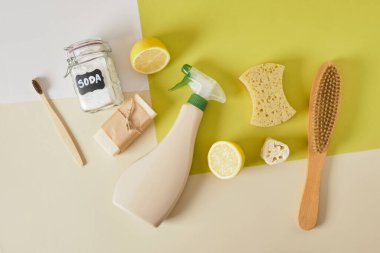 Atıksız temizlik, toksik olmayan temizlik seti, çevre dostu yaşam tarzı, yaratıcı düz yatak, soda, limon ve çevre dostu yeniden kullanılabilir temizlik malzemeleri.