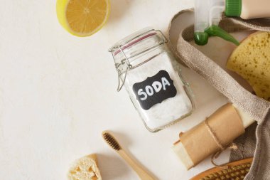 Etiketli soda, limon ve diğer çevre dostu temizlik malzemelerinin yakın plan çekimi, atık yok, plastik, toksik olmayan ev temizleme ürünlerine hayır deyin.