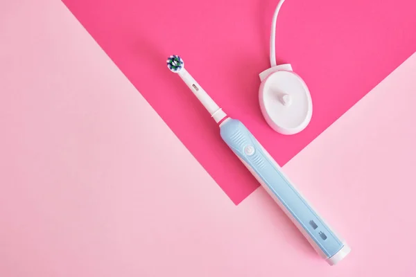 Electric Blue Toothbrush Charging Station Them Pink Background Copy Space — Stock Photo, Image