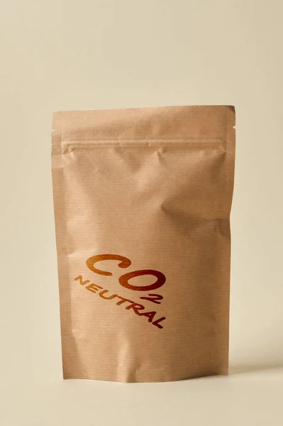 Eco-friendly packaging marked co2 neutral, reciclaje de papel, cero residuos, concepto de productos naturales. — Foto de Stock