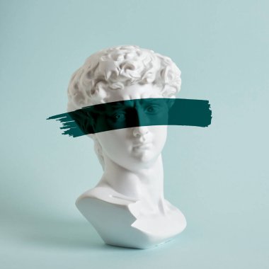 David 'in büstü açık mavi arka plan fotokopi alanı üzerinde, Michelangelo' nun eserinin bir kopyası, antik heykeli olan bir sanat eseri.