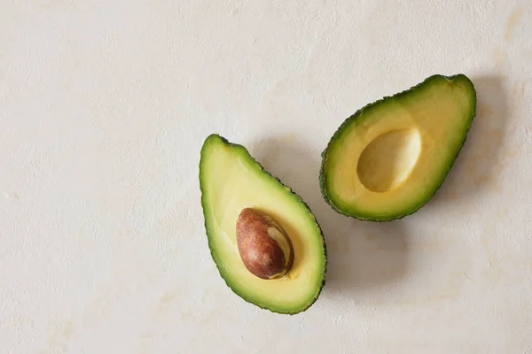 Frische Ganze Und Scheiben Geschnittene Avodkado Früchte Auf Hellem Hintergrund — Stockfoto