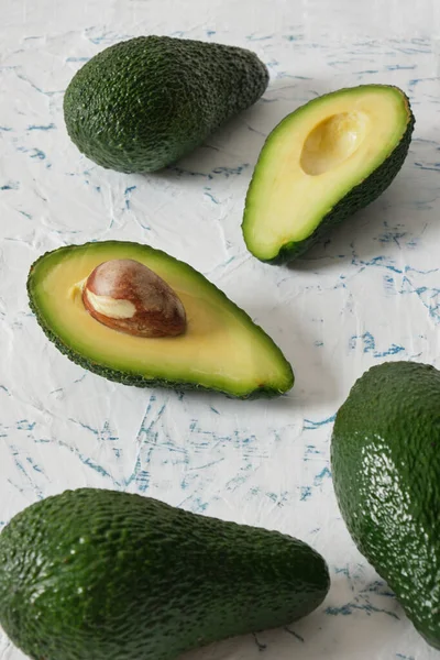 Vers Gesneden Hele Avocado Fruit Getextureerde Achtergrond Een Rij Close — Stockfoto