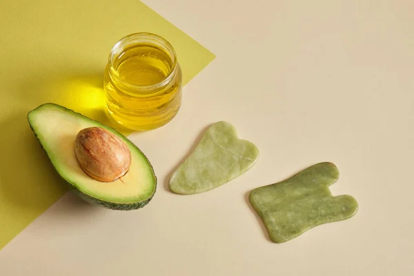 Massage Mit Avocadoöl Konzept Avocadoöl Glas Scheiben Geschnittene Avocados Und lizenzfreie Stockfotos