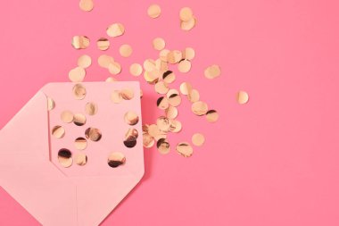Pembe arka planda altın konfeti pembe kağıt mektup, tebrik konsepti, Sevgililer Günü kartpostalı, Anneler Günü, 8 Mart hediyesi.