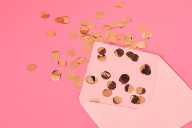 Pembe arka planda altın konfeti pembe kağıt mektup, tebrik konsepti, Sevgililer Günü kartpostalı, Anneler Günü, 8 Mart hediyesi.