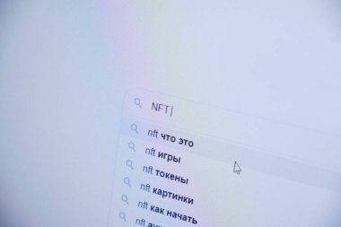 yakın çekim bilgisayar monitörü, kripto para birimi bilgi araması, nft konsepti, site satırı