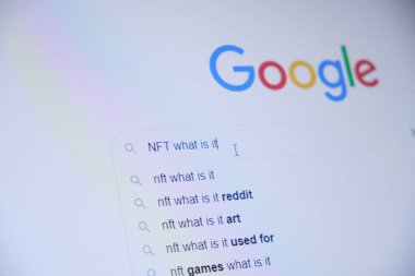 Bilgisayar monitörü yakın çekim, Google 'da kripto para birimi, nft konsepti hakkında bilgi ara
