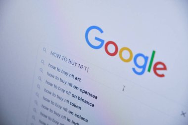 Bilgisayar monitörü yakın çekim, Google 'da kripto para birimi, nft konsepti hakkında bilgi ara
